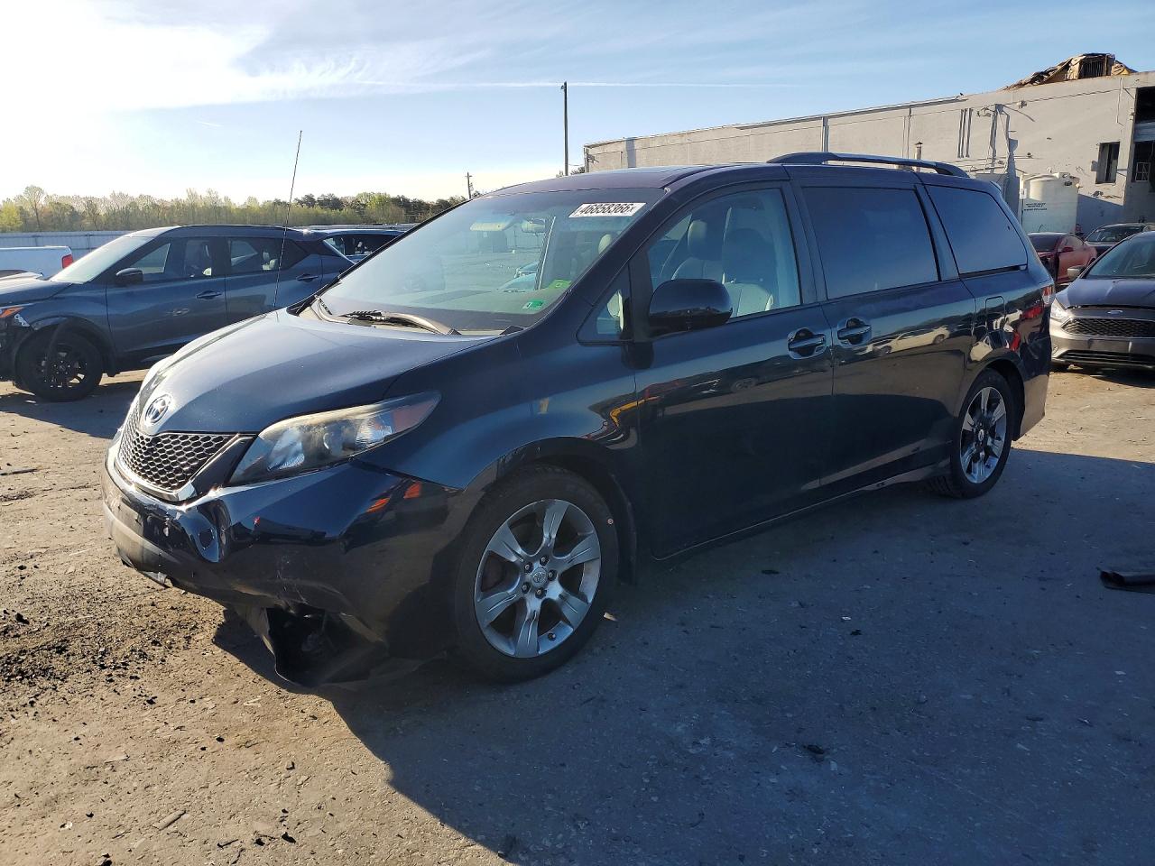 Salvage Toyota Sienna Image