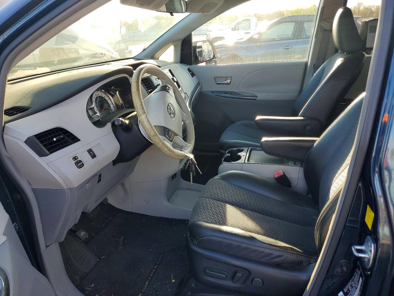 Toyota Sienna Se 8-passenger