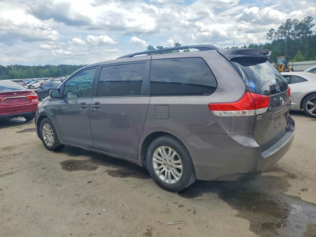 Toyota Sienna Xle 8-passenger