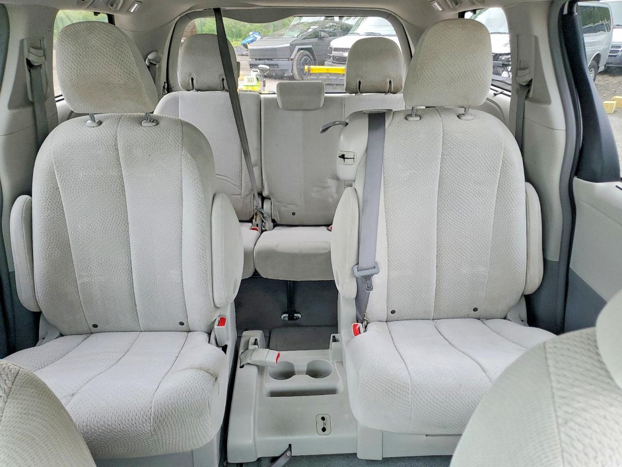 Toyota Sienna Le