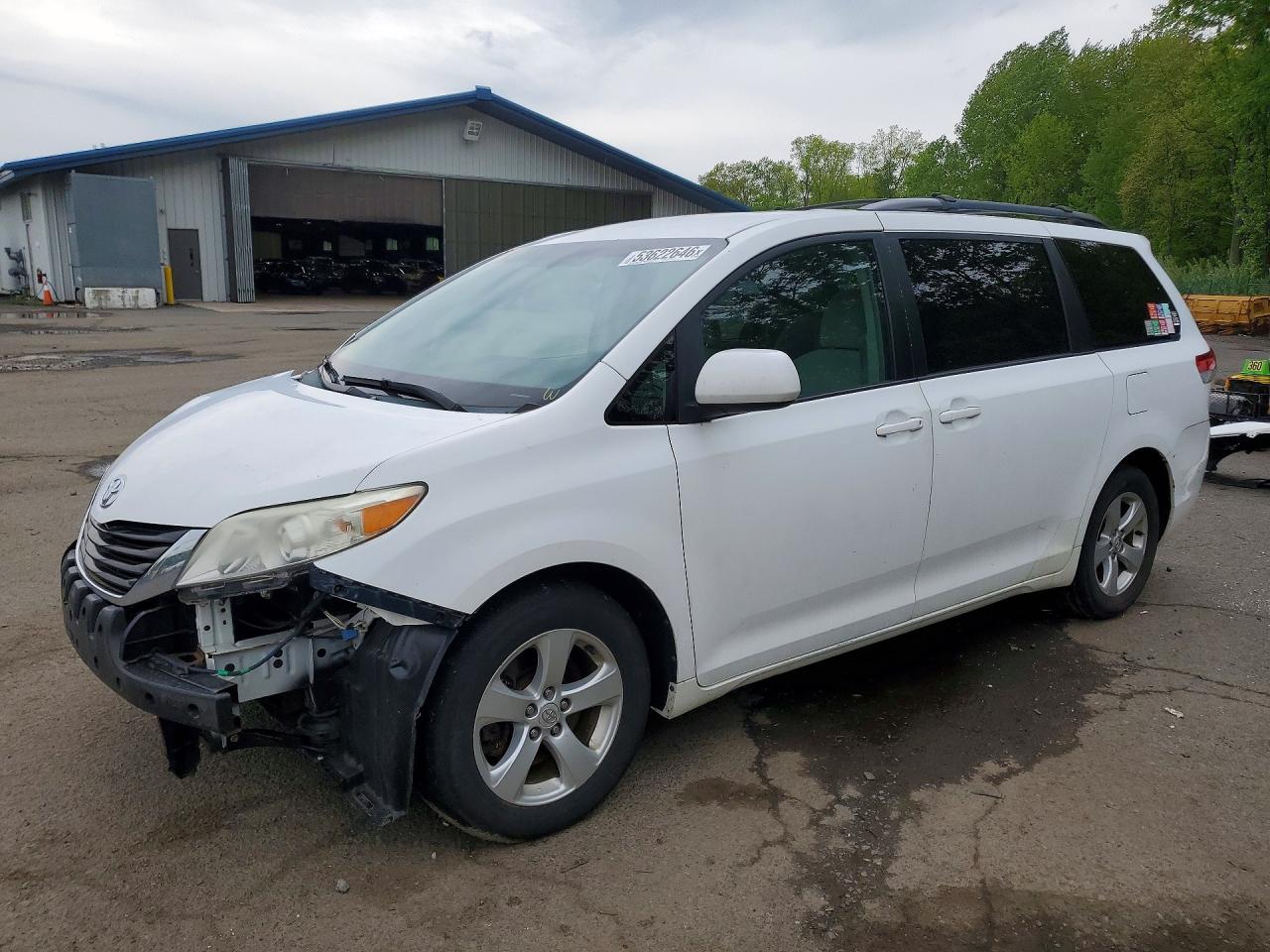 Salvage Toyota Sienna Image
