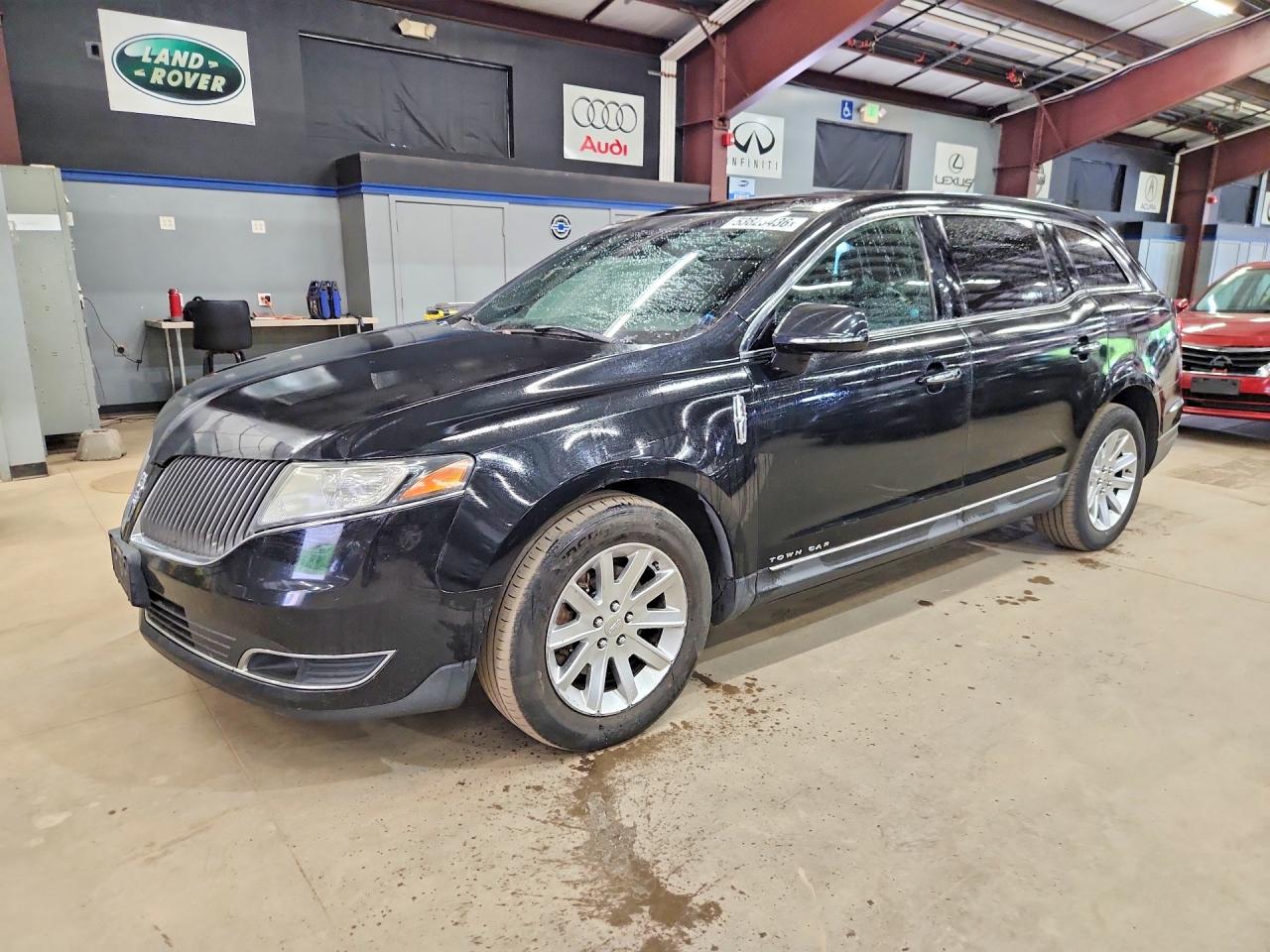 Salvage Lincoln MKT Image