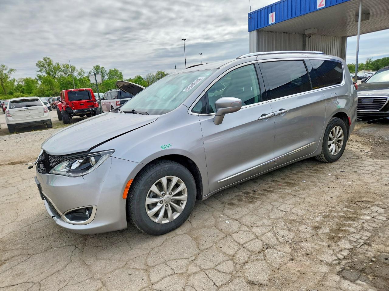 Salvage Chrysler Pacifica Image