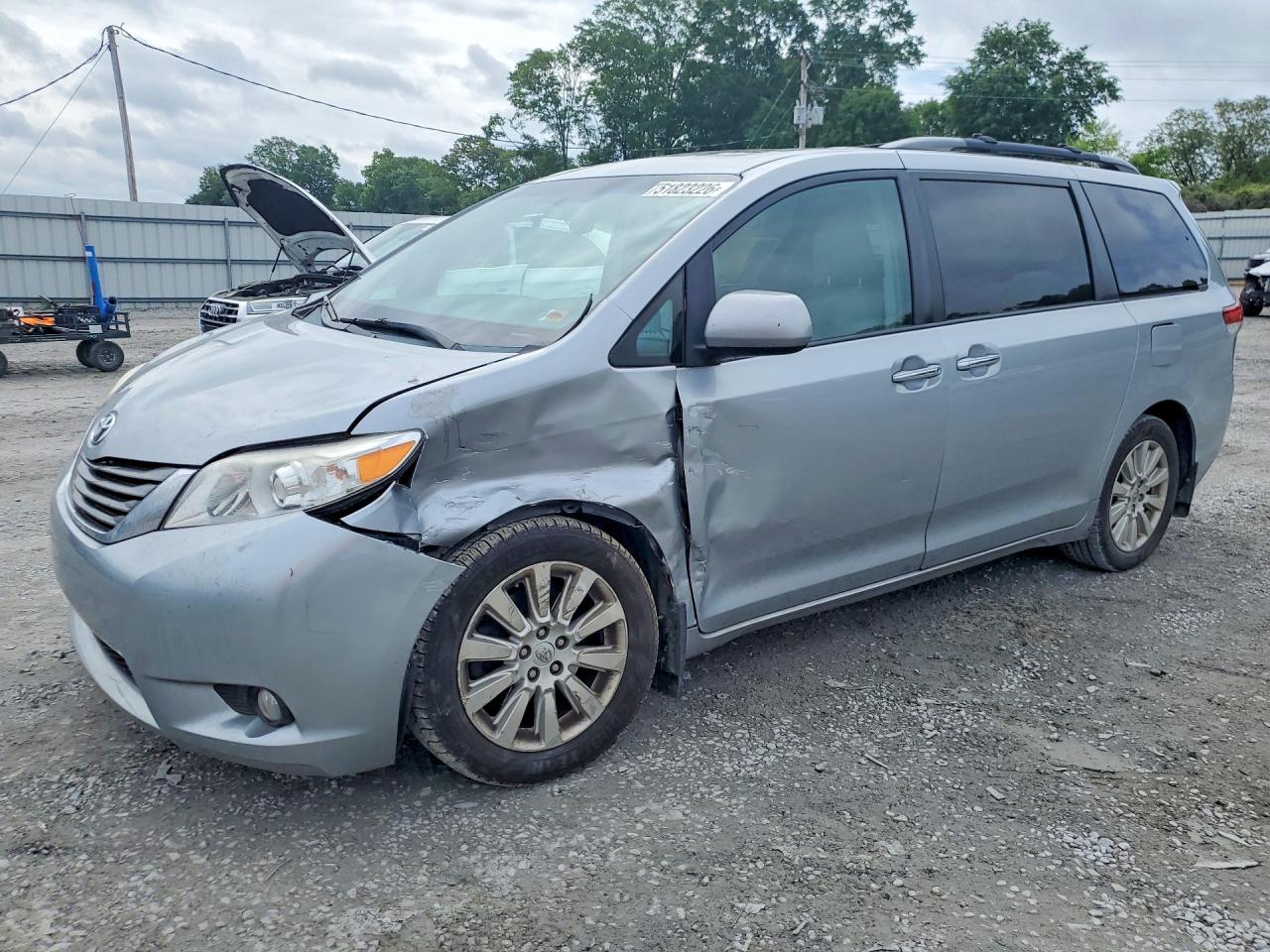 Salvage Toyota Sienna Image