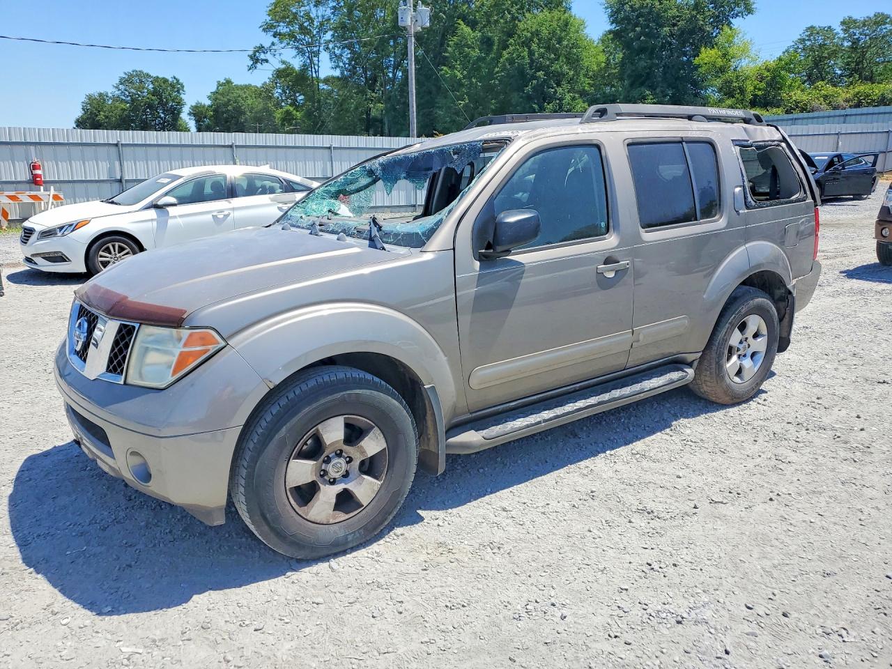 Salvage Nissan Pathfinder Image