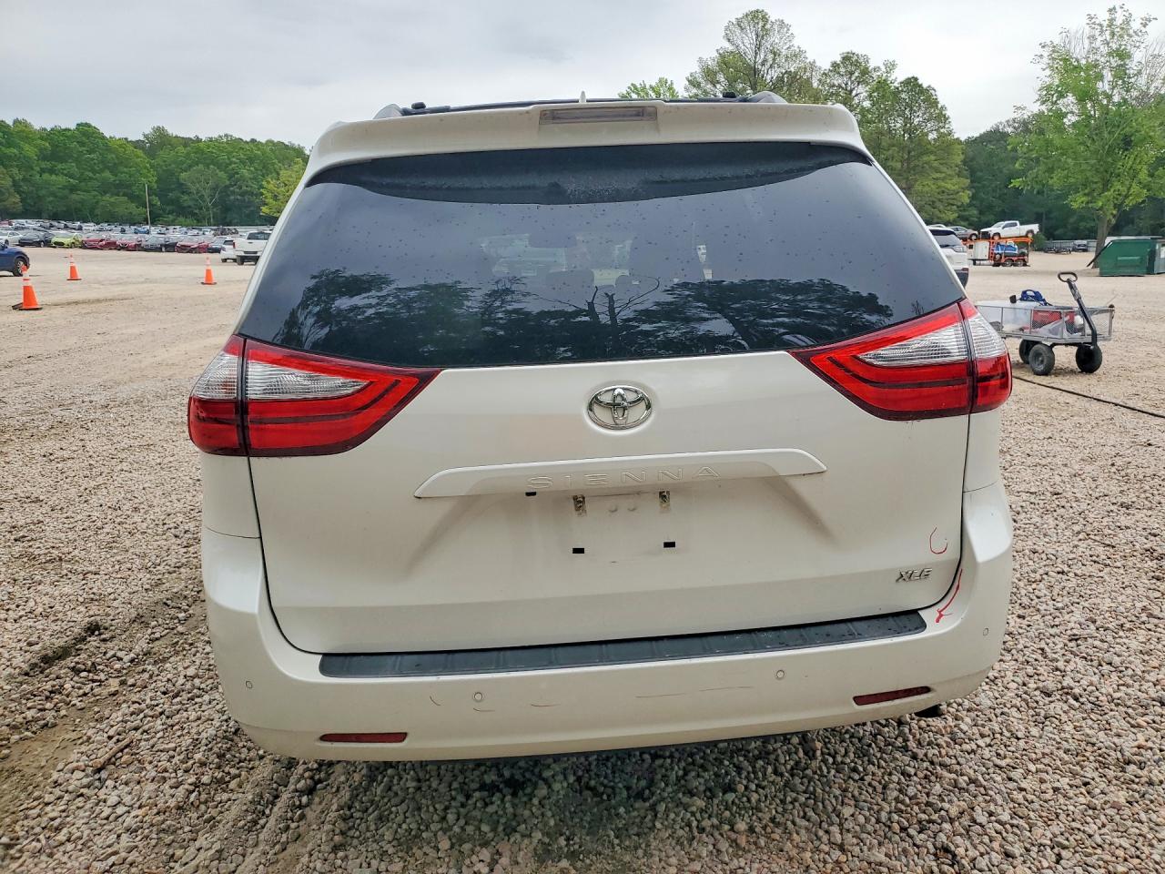 Toyota Sienna Xle 8-passenger
