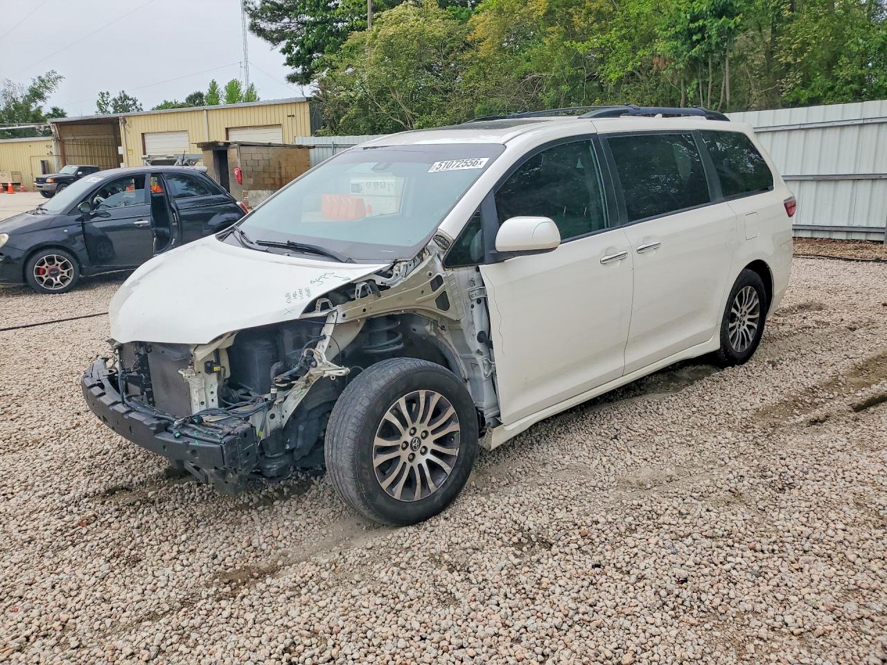 Salvage Toyota Sienna Image