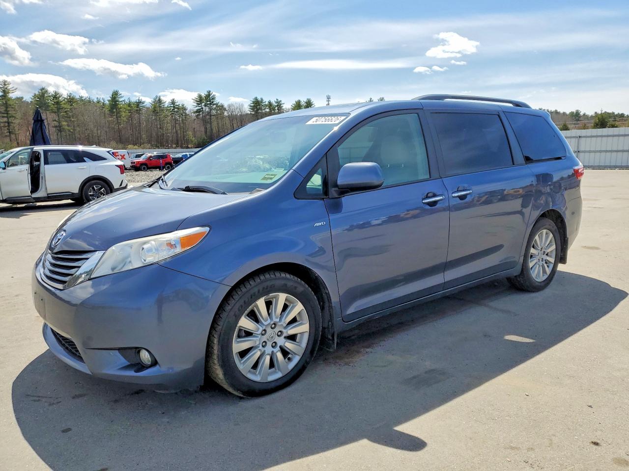 Salvage Toyota Sienna Image