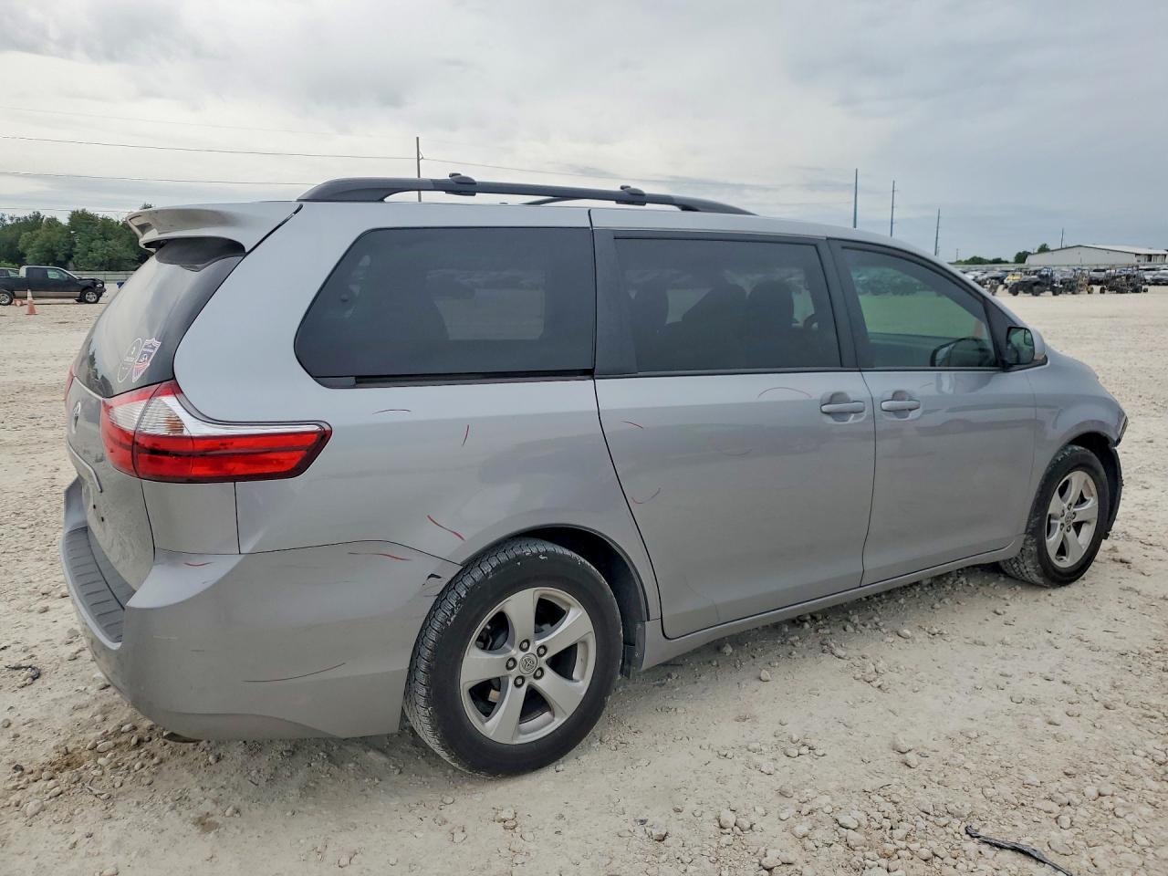 Toyota Sienna Le