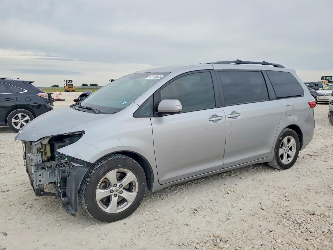 Salvage Toyota Sienna Image