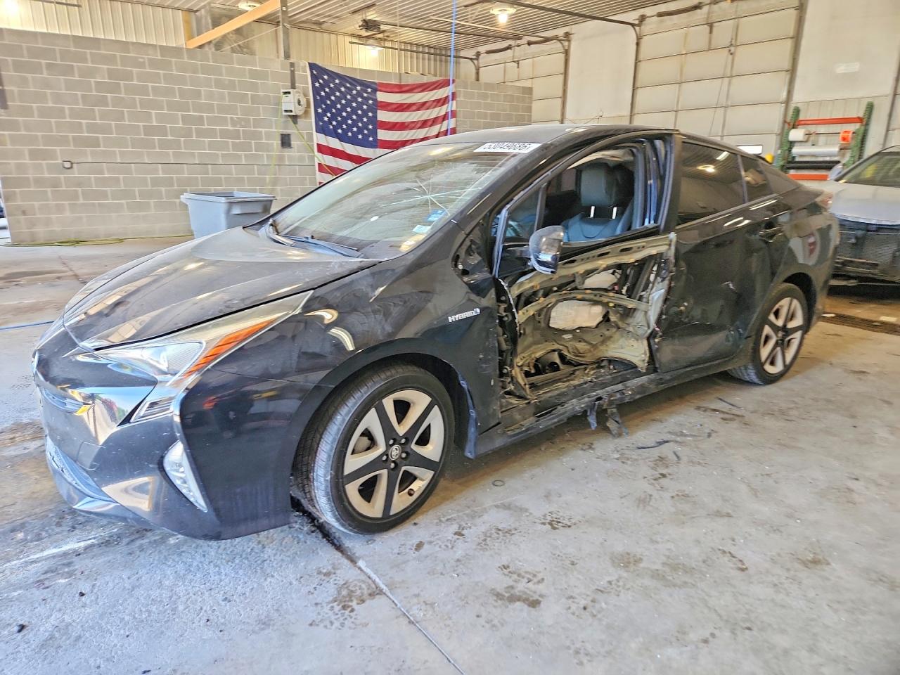 Salvage Toyota Prius Image