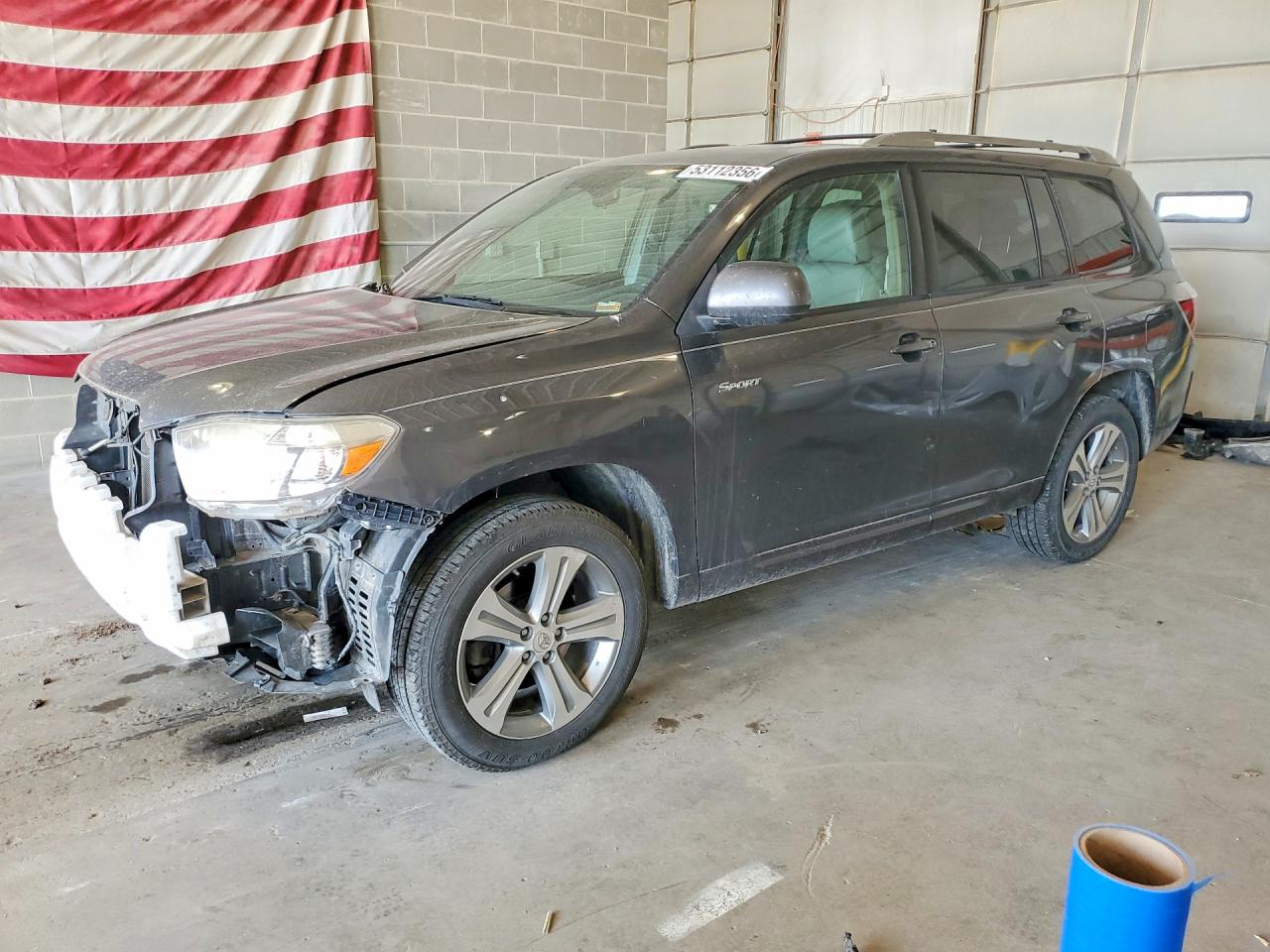Salvage Toyota Highlander Image