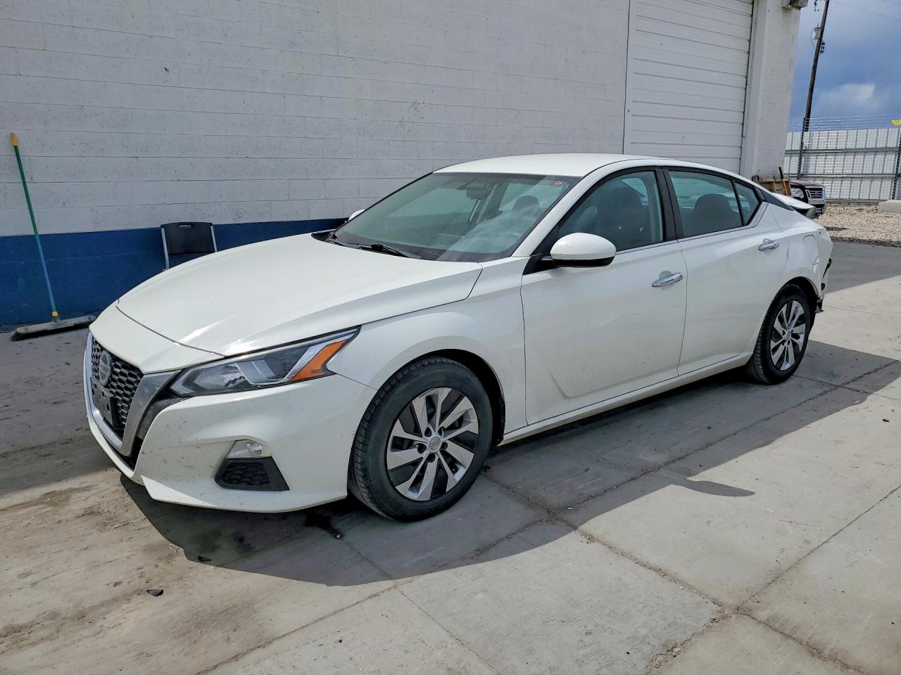 Salvage Nissan Altima Image