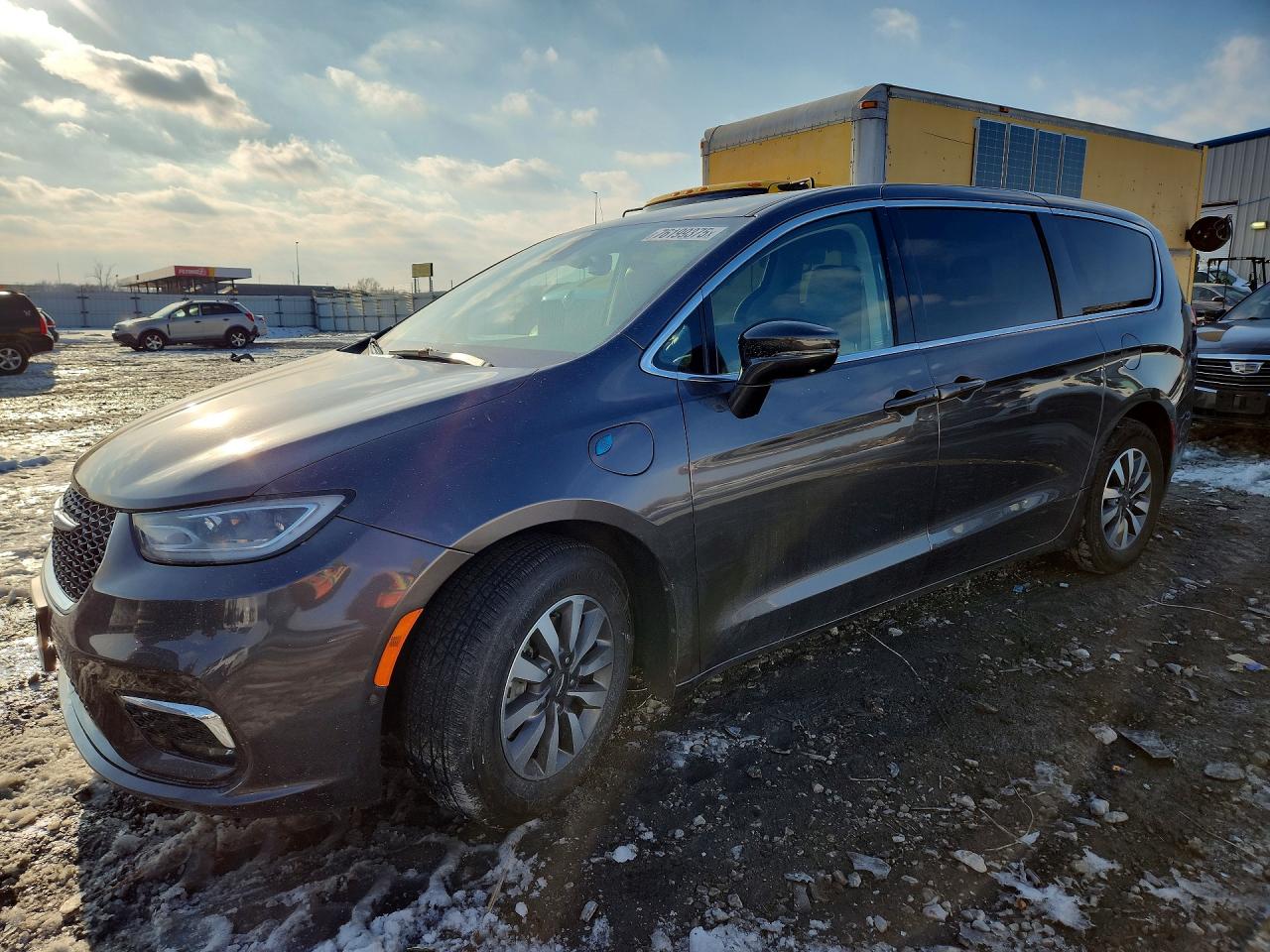Salvage Chrysler Pacifica Image