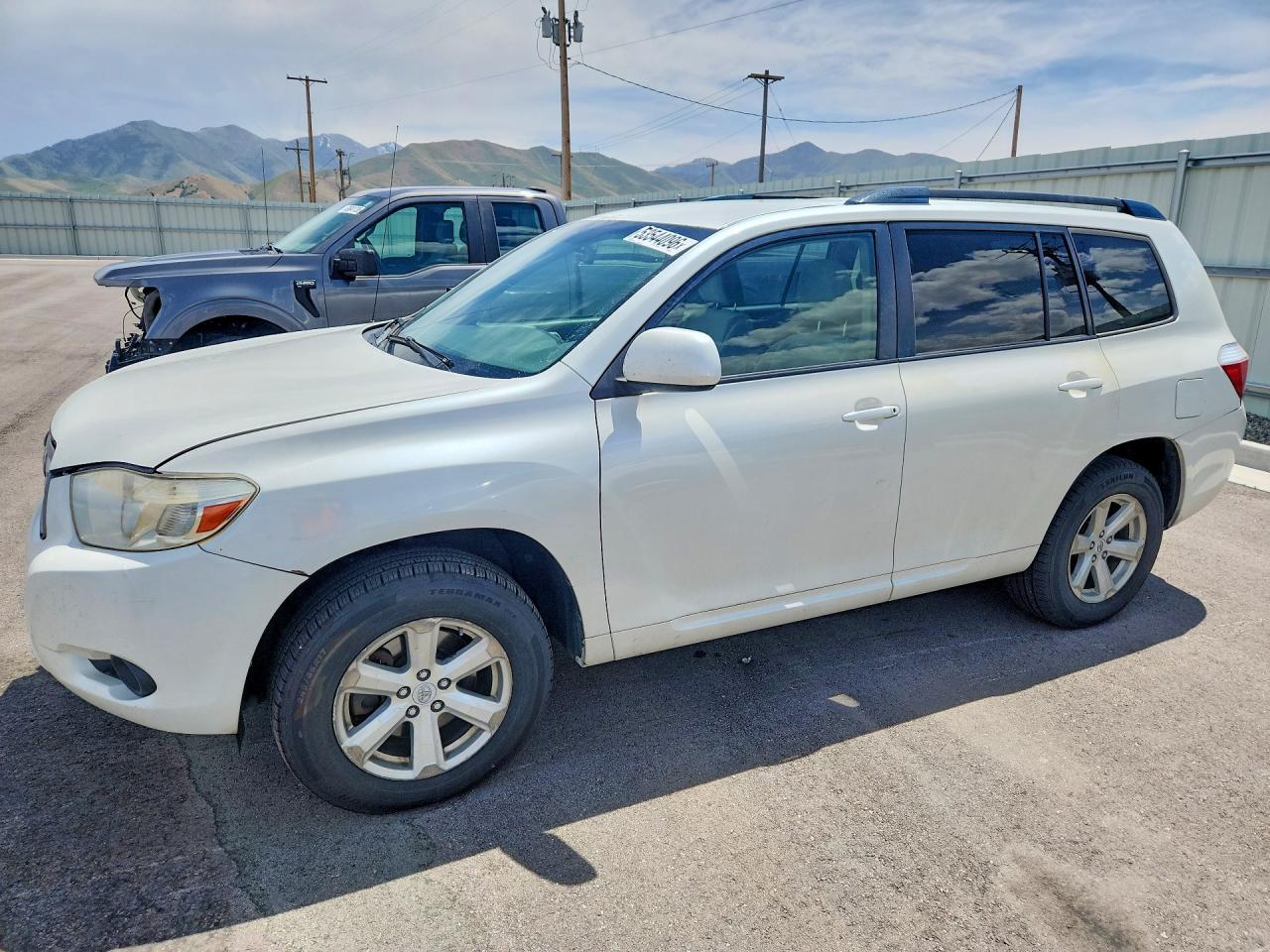 Salvage Toyota Highlander Image