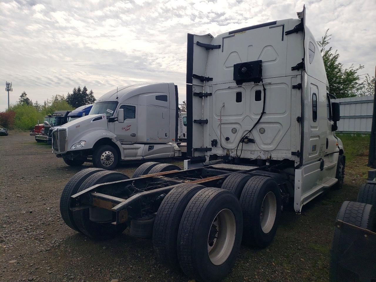 Freigliner Cascadia 125 Sleeper Cab"