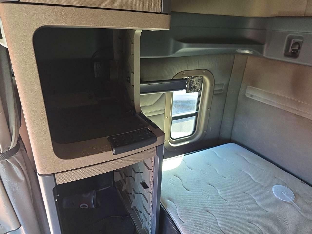 Freigliner Cascadia 125