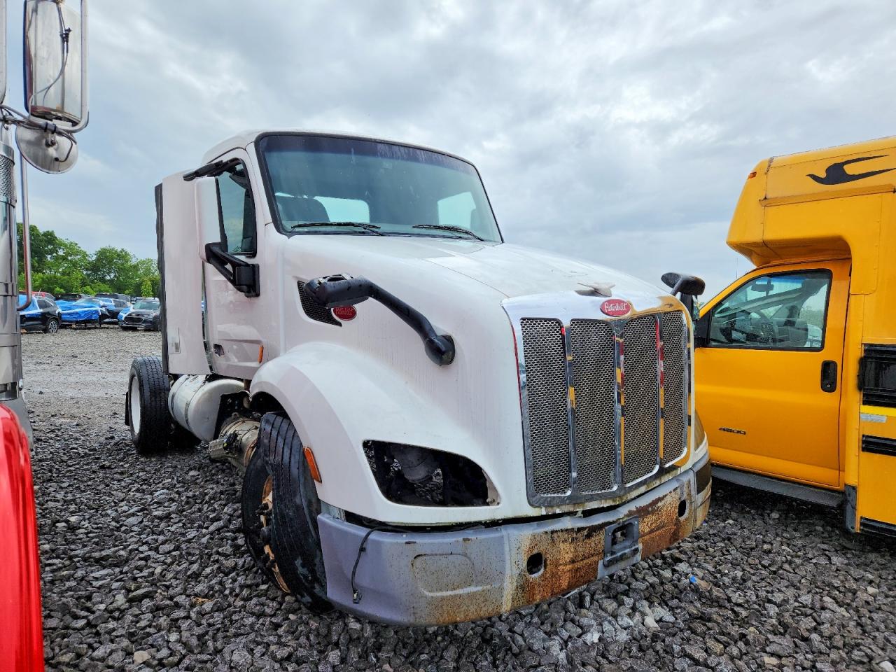 Salvage Peterbilt 579 Image