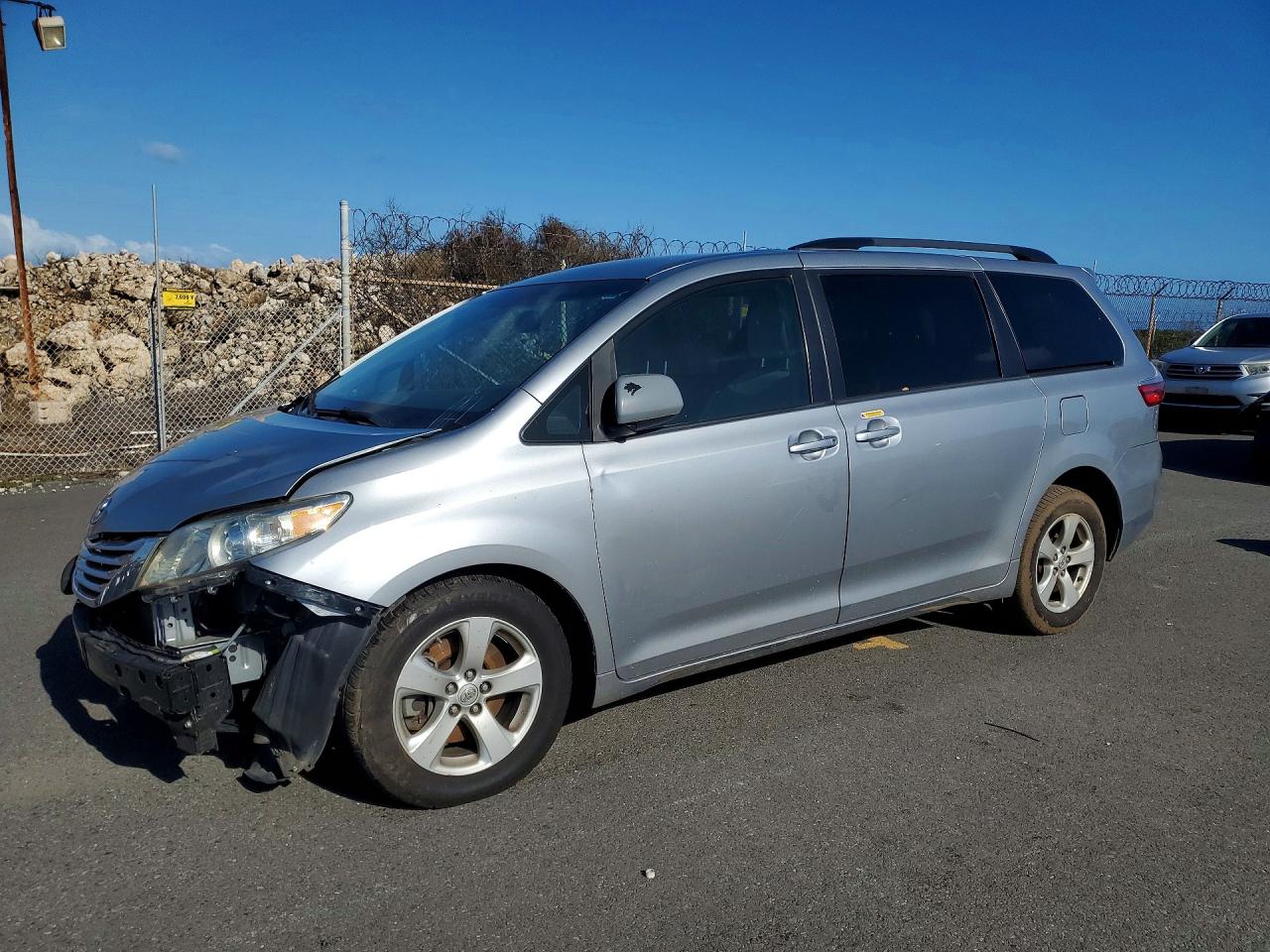 Salvage Toyota Sienna Image