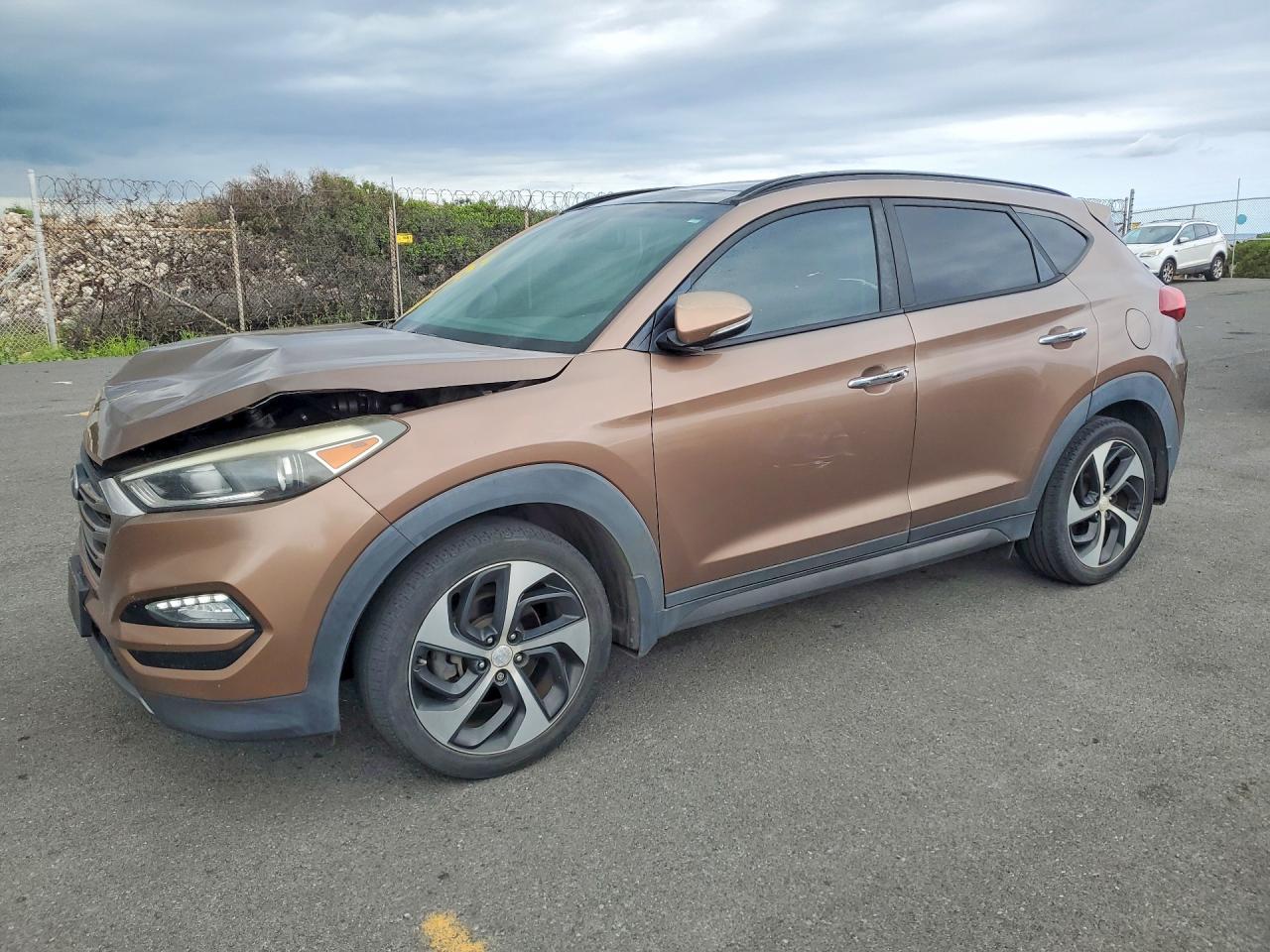 Salvage Hyundai TUCSON Image