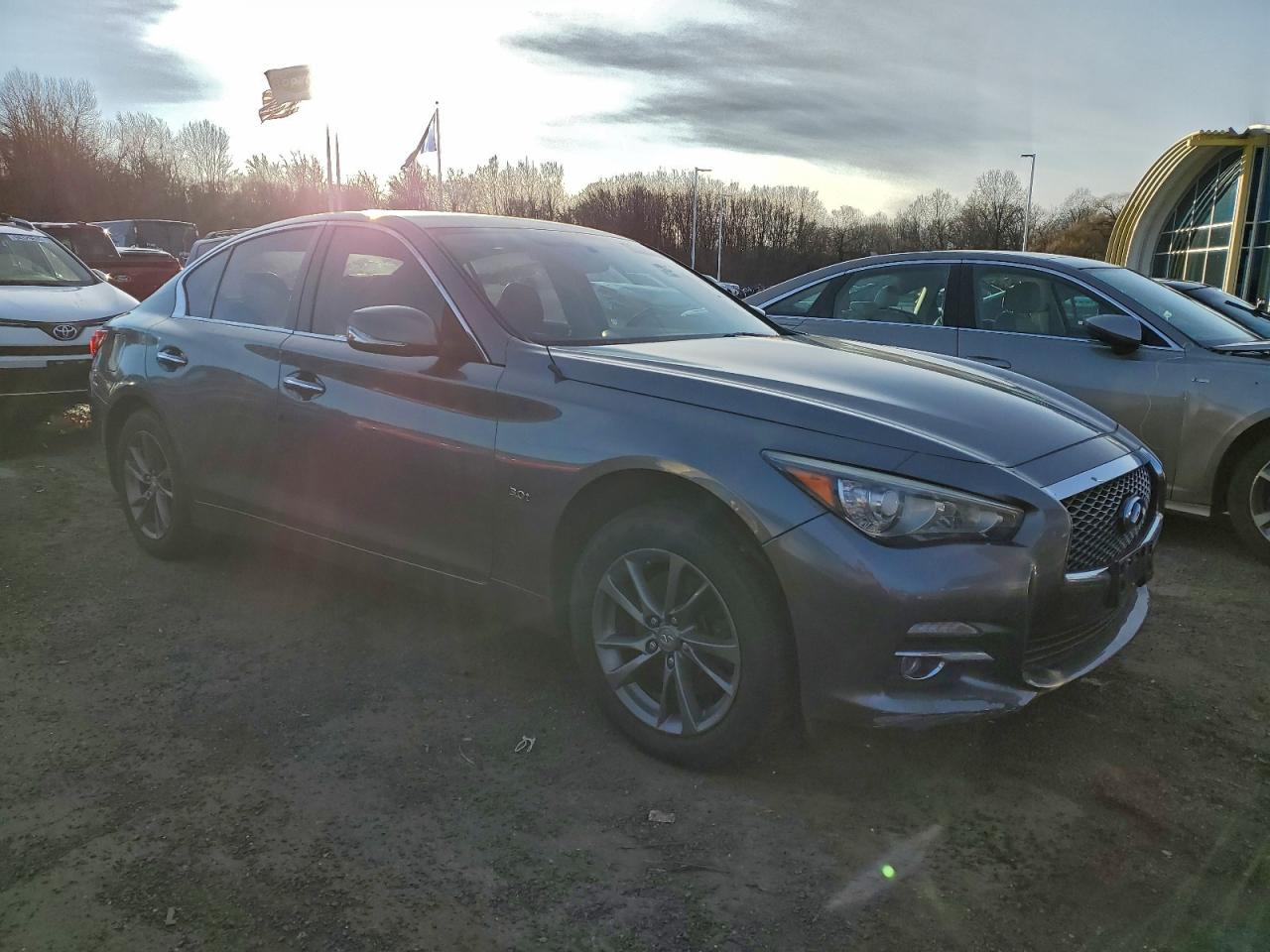 INFINITI Q50 Premium