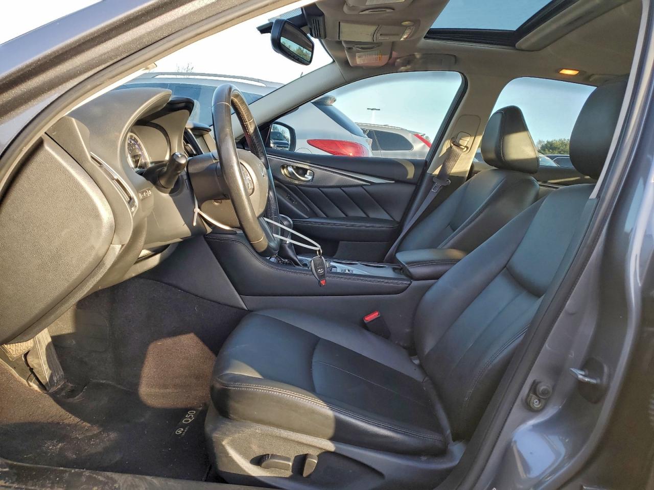 INFINITI Q50 Premium