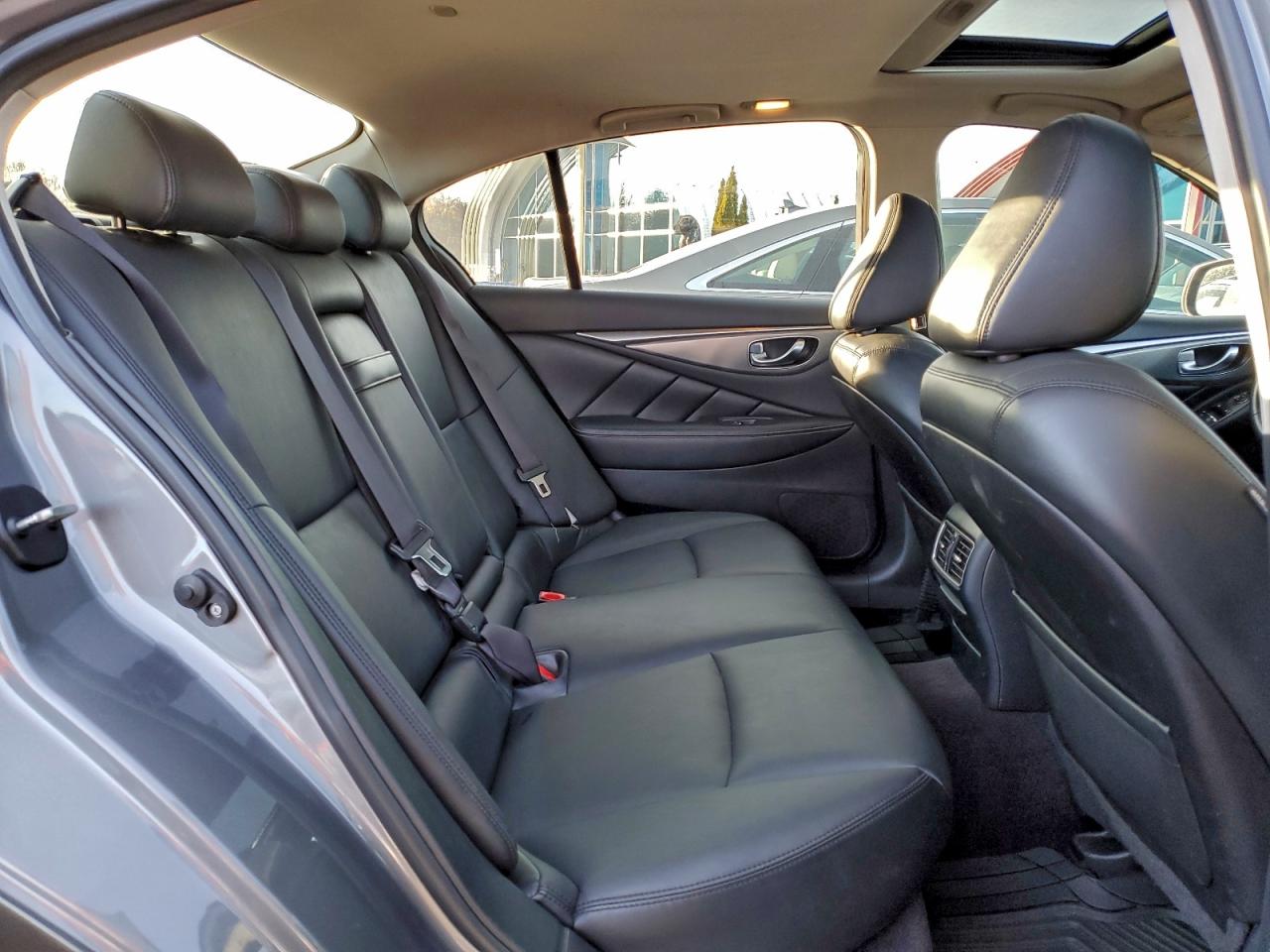 INFINITI Q50 Premium