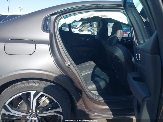 Volvo S60 B5 Plus Dark Theme