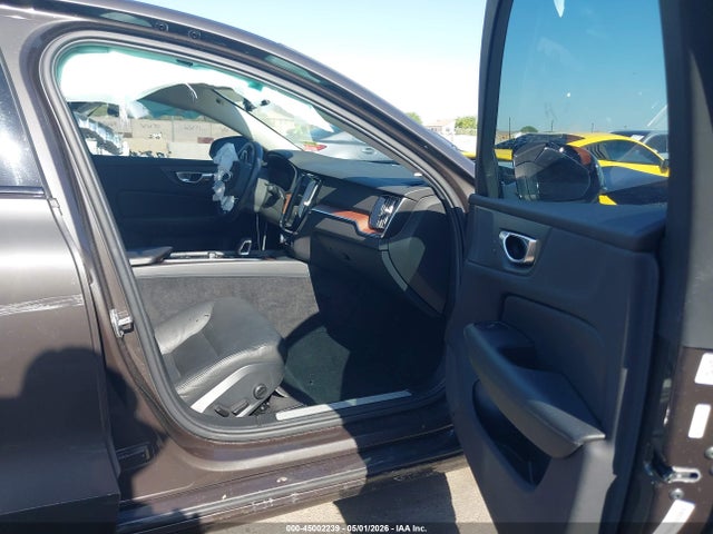 Volvo S60 B5 Plus Dark Theme