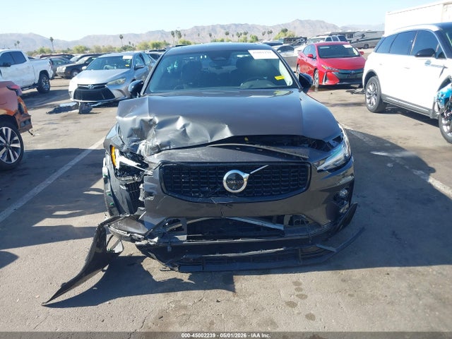 Volvo S60 B5 Plus Dark Theme