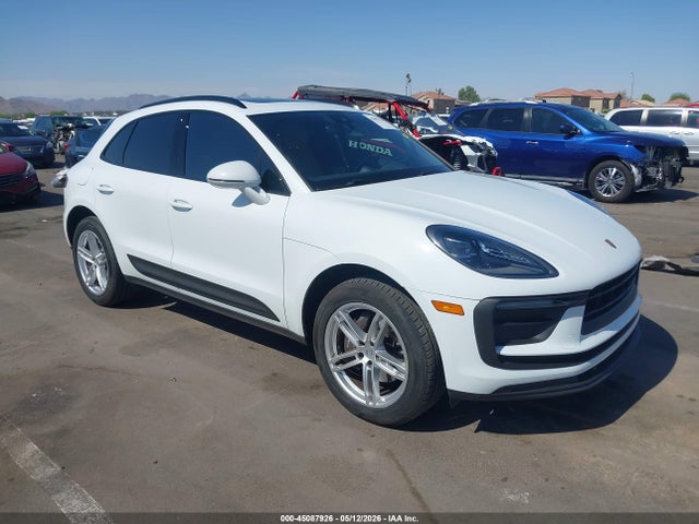 Salvage Porsche Macan Image