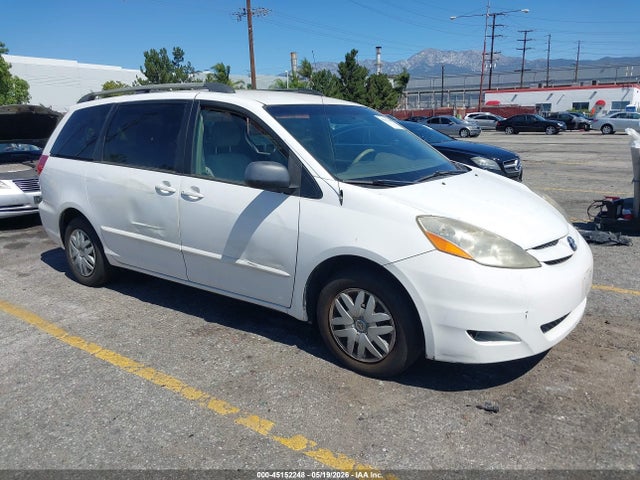 Salvage Toyota Sienna Image