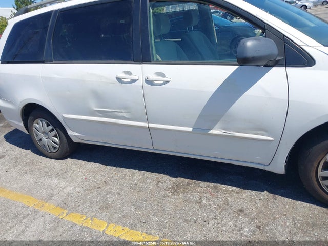 Toyota Sienna Le
