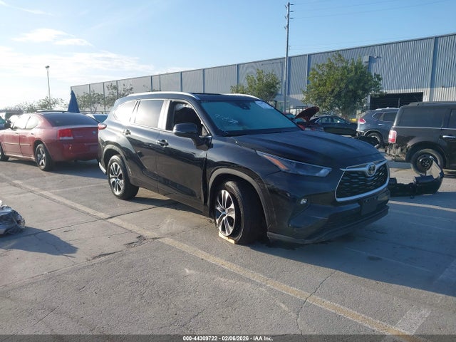 Salvage Toyota Highlander Image
