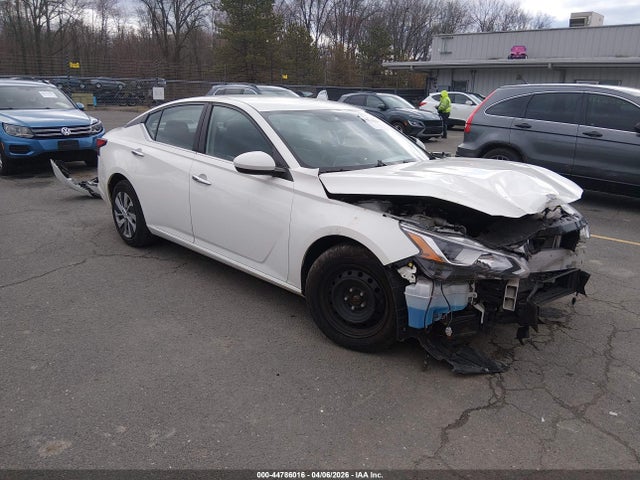 Salvage Nissan Altima Image