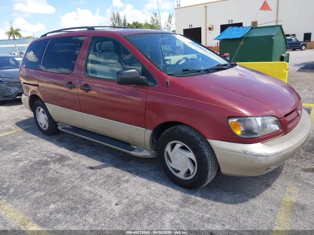 Salvage Toyota Sienna Image