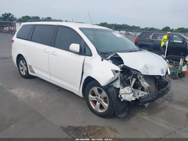 Salvage Toyota Sienna Image
