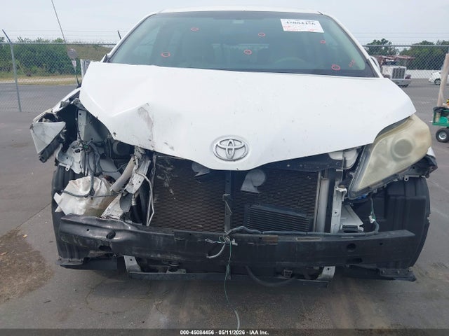 Toyota Sienna Le V6 8 Passenger