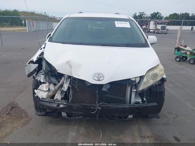 Toyota Sienna Le V6 8 Passenger