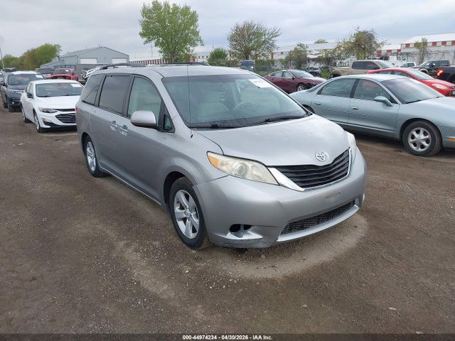 Salvage Toyota Sienna Image