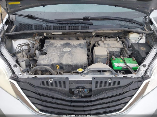 Toyota Sienna Le V6