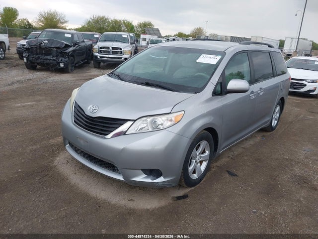 Toyota Sienna Le V6