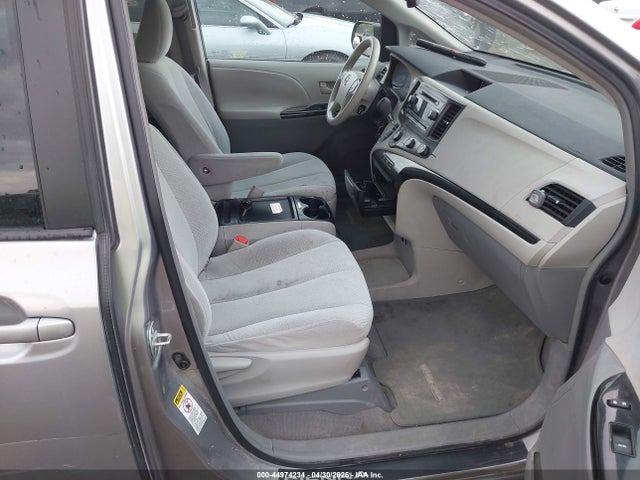 Toyota Sienna Le V6