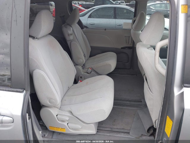 Toyota Sienna Le V6