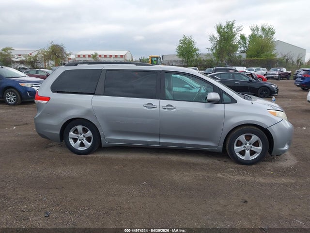 Toyota Sienna Le V6