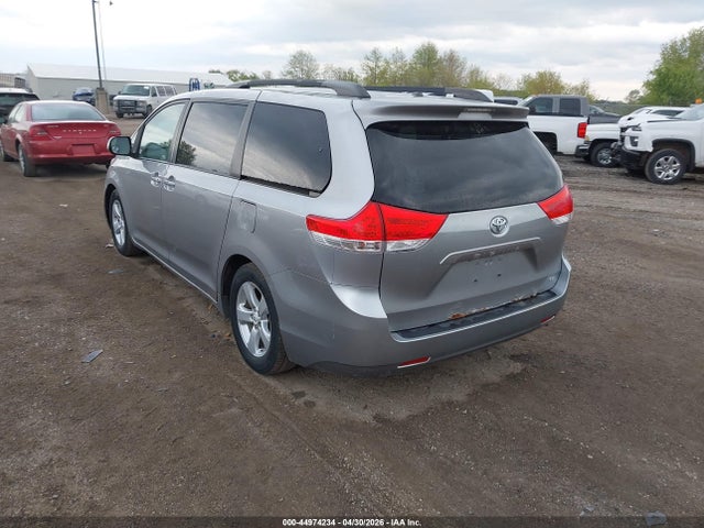 Toyota Sienna Le V6