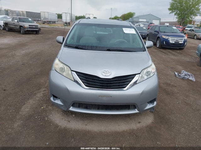 Toyota Sienna Le V6