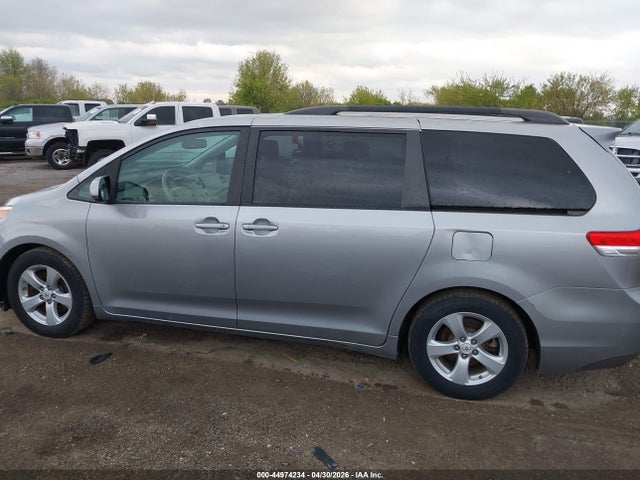 Toyota Sienna Le V6