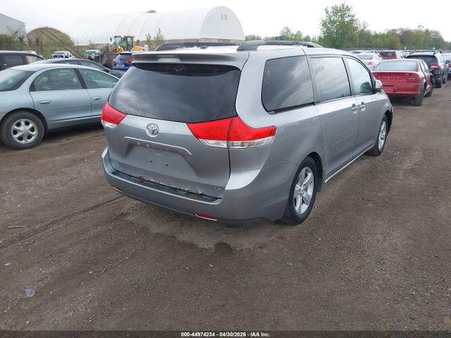 Toyota Sienna Le V6