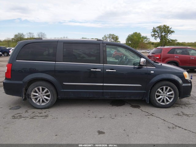 Chrysler Town & Country Touring-l 30th Anniversary